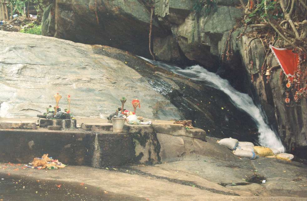 পাহাড়ি জঙ্গলে প্রাচীন মন্দিরের টানে